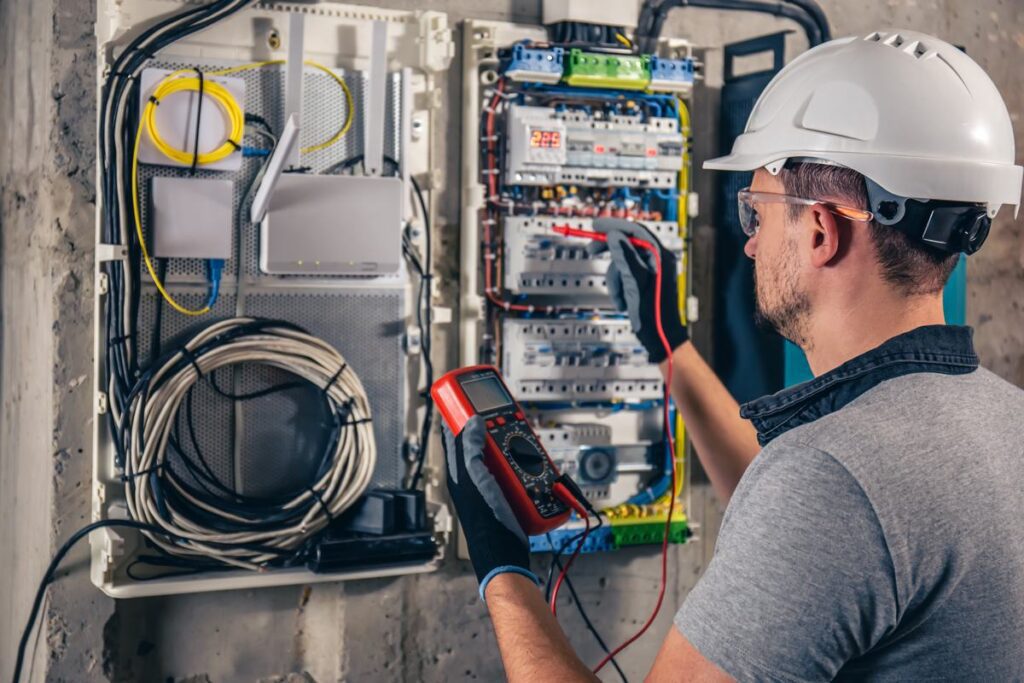 especialista em eletricidade eletrico eletricista em Balneário camboriu mestre da mão de obra bc